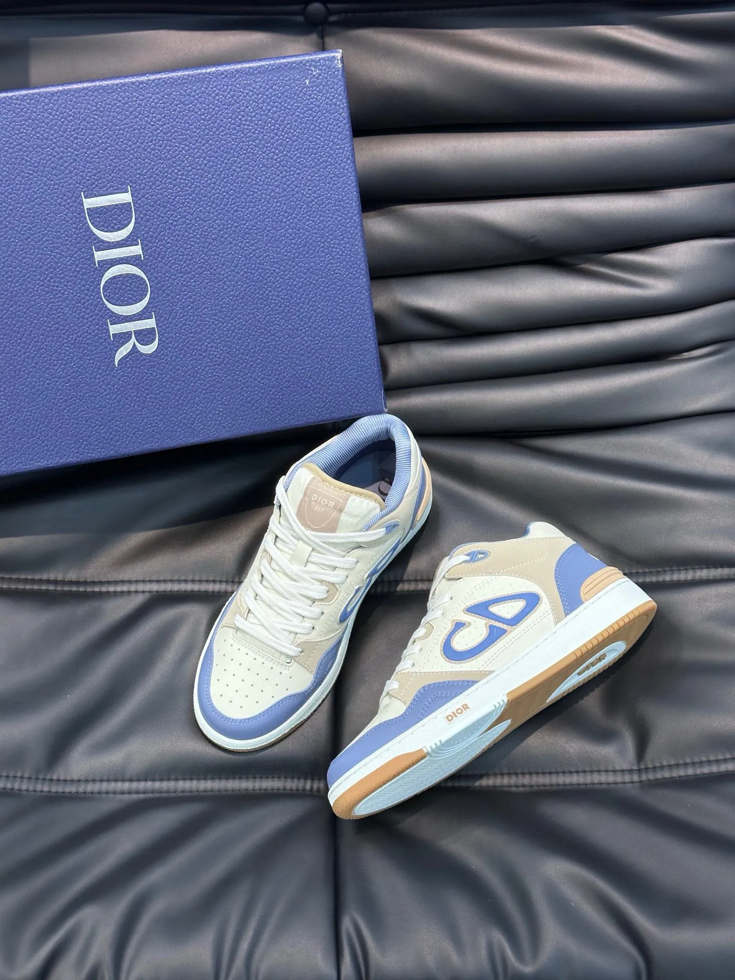 Ex-factory price: 440💰DIOB57 mid-top sneakers are shipped. This B57 mid-top sneaker is a new product in the 2024 spring men's wear series. It reinterprets the basketball shoe design and has become a classic item of Dior. Mid-top lace-up style crafted from color-blocked cow leather with contrasting suede and a CD logo displayed on the side. The tongue is decorated with the Dior B57 logo, and various distinctive details enhance the style. The CD logo eyelet details, upper stitching and rubber panels highlight the dynamic charm of its sports style. With two-color rubber sole, mesh fabric lining and cotton lining for foot padding, the upper foot is comfortable and breathable. Can be paired with a variety of clothing to create a sophisticated look. Code 38-44, (45 can be customized)